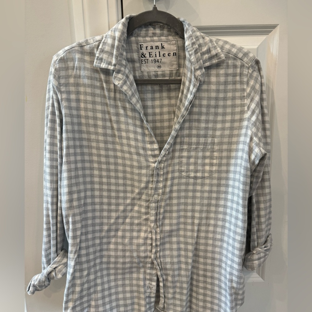 Frank & Eileen XS Eileen button up. Like new. Gray and white soft flannel.